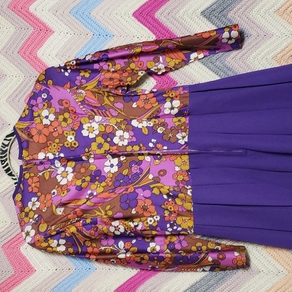 Vintage purple floral and peacocks pleated long sleeve dress - Picture 4 of 11